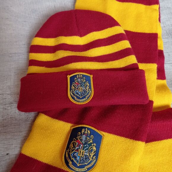 Harry Potter Hogwarts Beanie Hat Scarf Combo Set - Picture 2 of 6